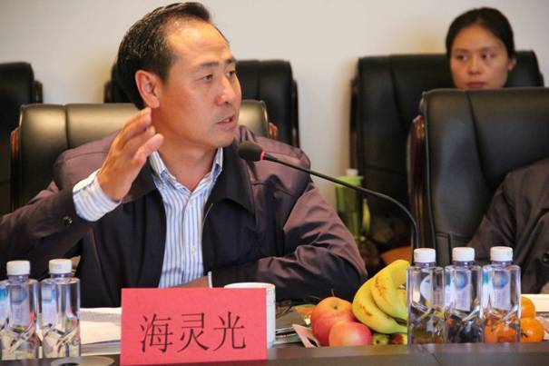 海南省內(nèi)蒙古商會會長、內(nèi)蒙古農(nóng)牧業(yè)產(chǎn)業(yè)化龍頭企業(yè)協(xié)會海南辦事處主任海靈光介紹對接情況.JPG