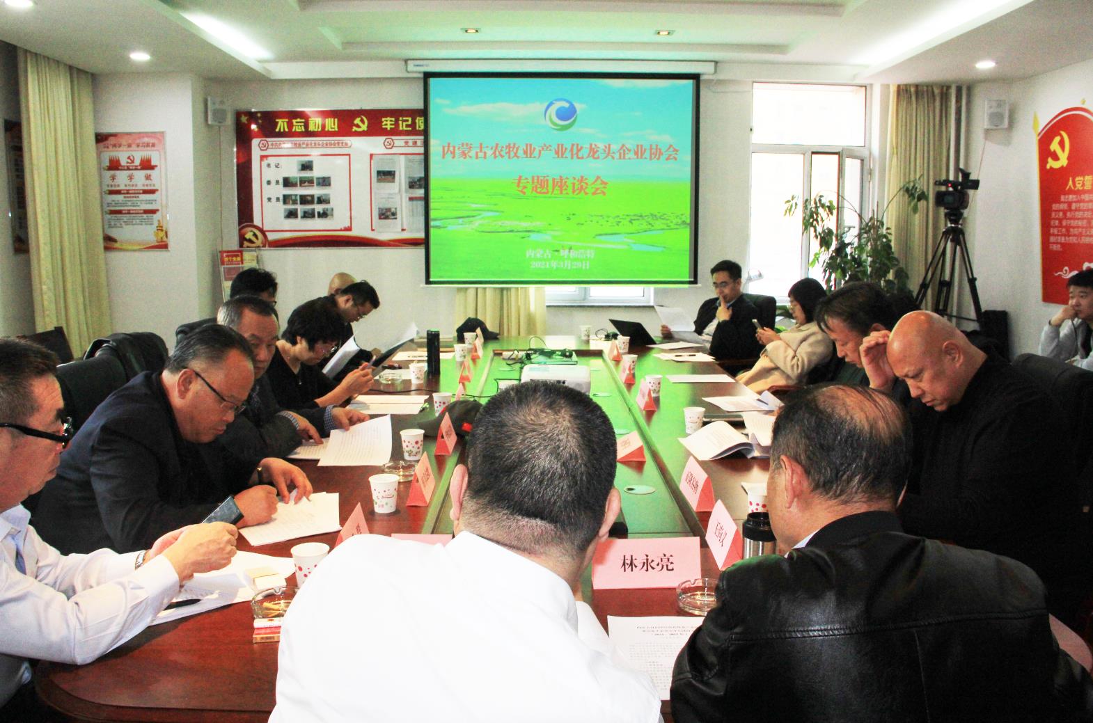 建言獻策，充分發(fā)揮協(xié)會的組織協(xié)調能力