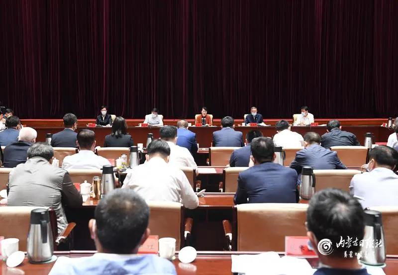 王莉霞主席主持召開(kāi)自治區(qū)民營(yíng)企業(yè)座談會(huì)，周勇會(huì)長(zhǎng)作專題匯報(bào)