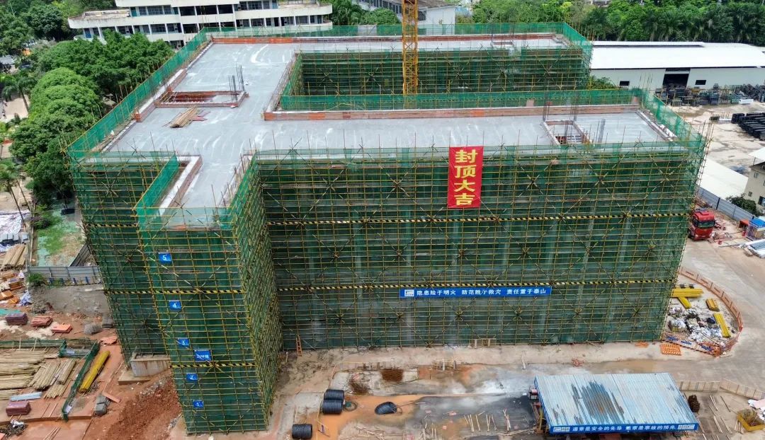 歷時(shí)73天！南寧四十三中2#教學(xué)樓主體結(jié)構(gòu)順利封頂